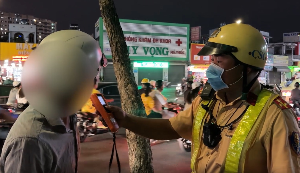 Nhiều người bỏ luôn xe máy khi bị phát hiện vi phạm nồng độ cồn