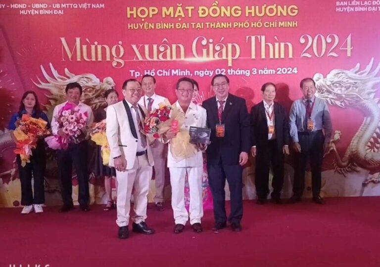 Ông Hồ Minh Sơn – Giám đốc Trung tâm tư vấn pháp luật Toàn Tâm; Tạp chí Nhiếp ảnh và Đời sống trao nhà tình thương cho gia đình khó khăn tại huyện Bình Đại