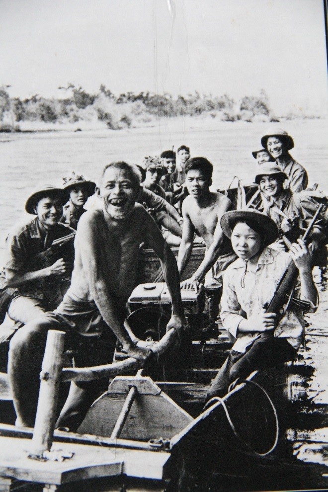 O du kích đưa đò trên sông Thạch Hãn bi tráng