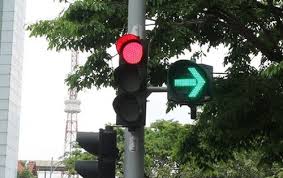 TP.HCM: Thói quen rẽ phải khi đèn đỏ, người đi xe máy có thể bị phạt tiền triệu