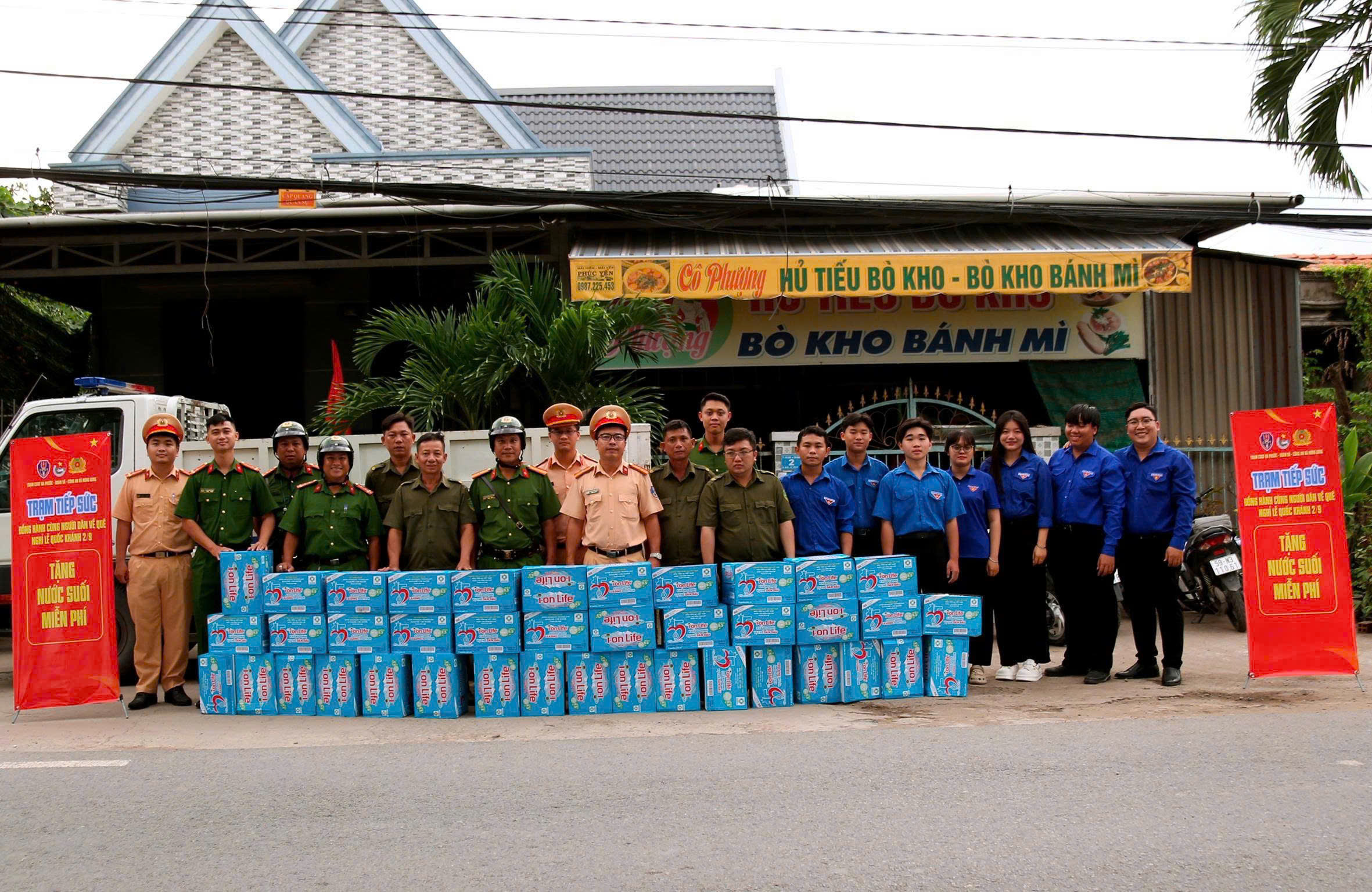 TP. Hồ Chí Minh: Trạm CSGT Đa Phước cùng tuổi trẻ Hưng Long trao tặng nước suối, áo mưa cho bà con về quê nghỉ lễ 2/9