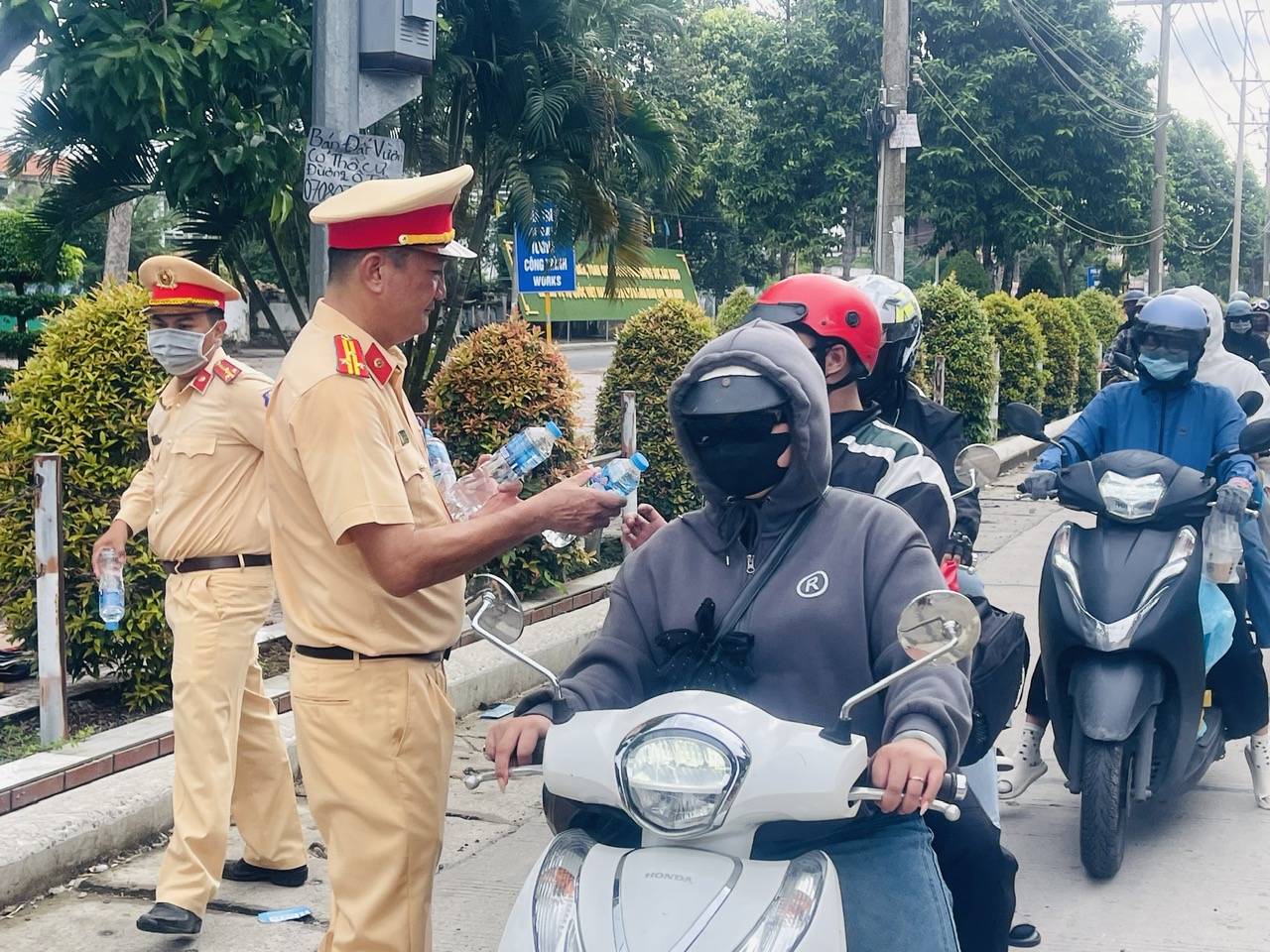 Nghĩa cử đẹp của lực lượng Đội Cảnh sát giao thông số 1 – Công an tỉnh Đồng Nai phát nước suối miễn phí, đồng hành cùng bà con về quê nghỉ lễ 2/9