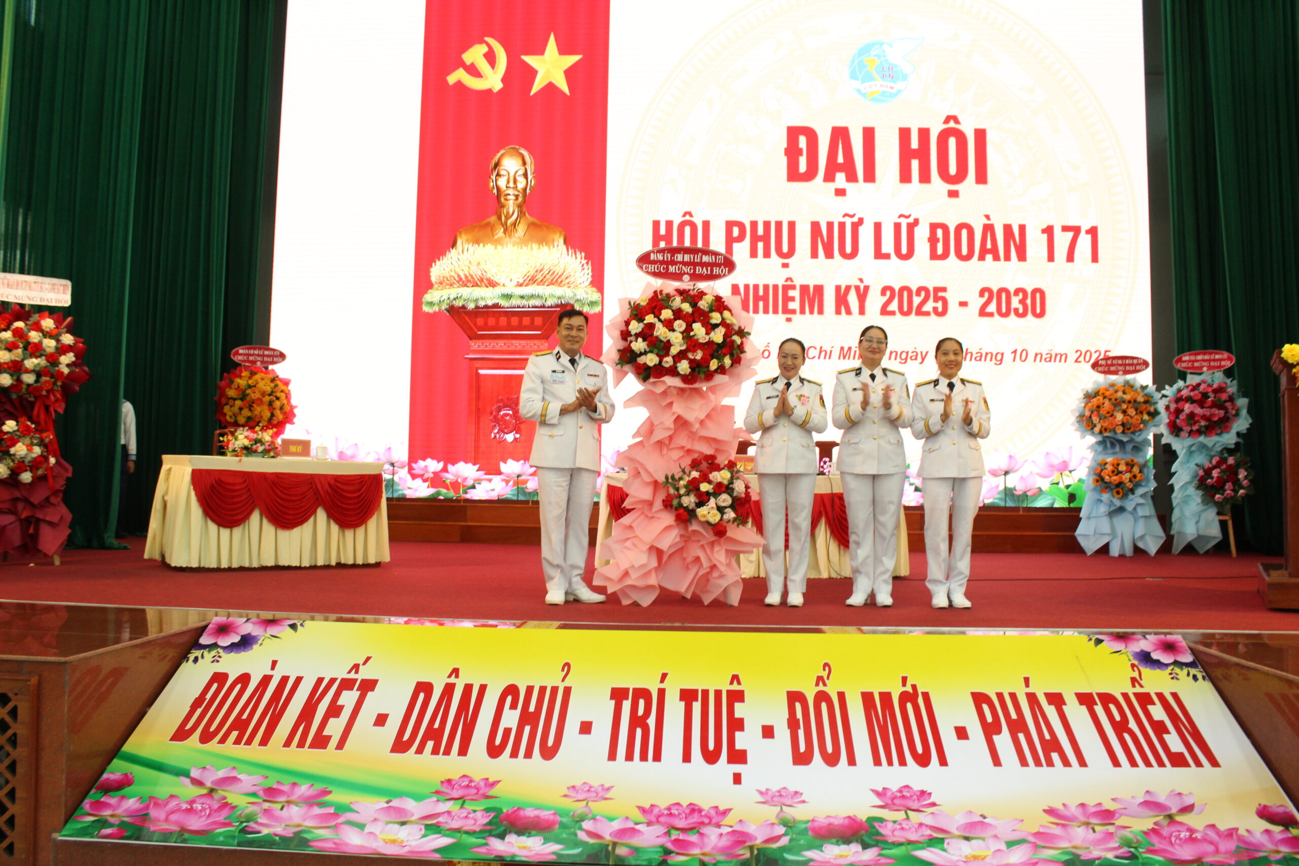 Phụ nữ Lữ đoàn 171 giỏi việc nước, đảm việc nhà