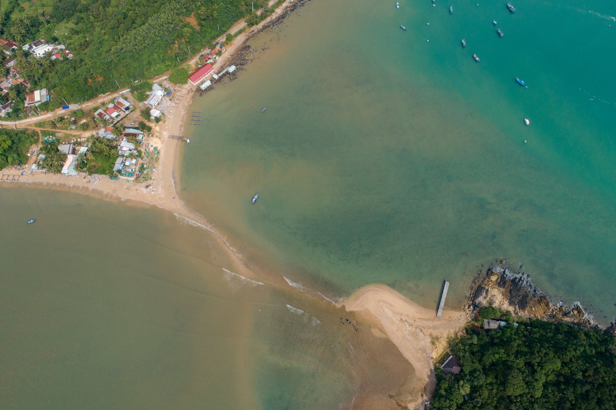 Con đường xuống biển “biến mất” sau chữ ký giả