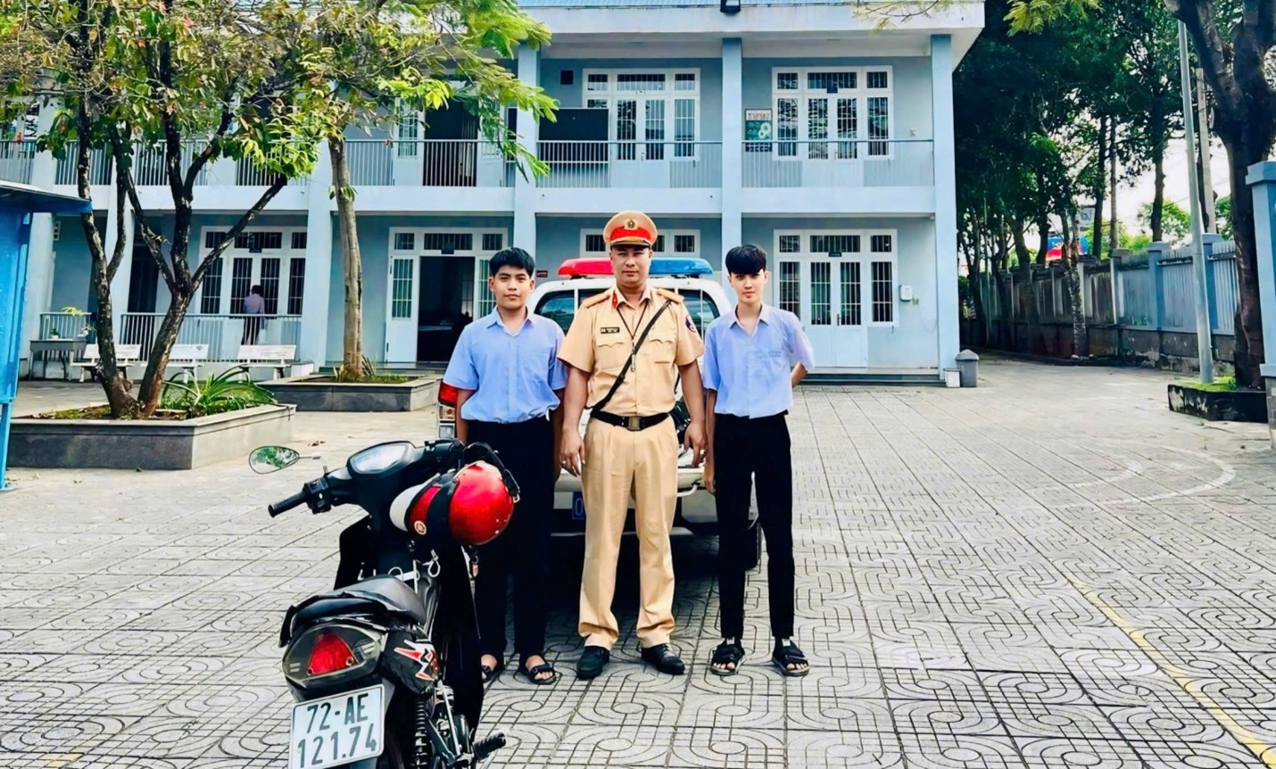 TP.HCM: CSGT kịp thời hỗ trợ, đưa hai học sinh đến trường an toàn