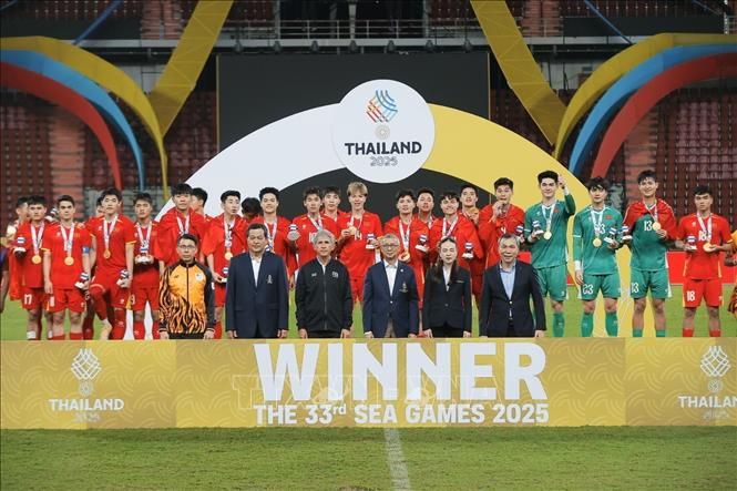Những khoảnh khắc cầu thủ U22 Việt Nam vui mừng trong lễ nhận Huy chương Vàng SEA Games 33