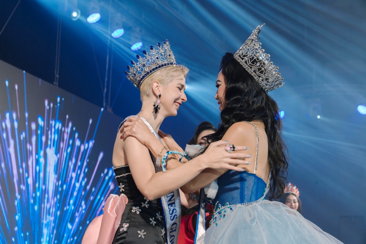 Sắc vóc gợi cảm của Miss Business Global 2025 vừa đăng quang tại Việt Nam