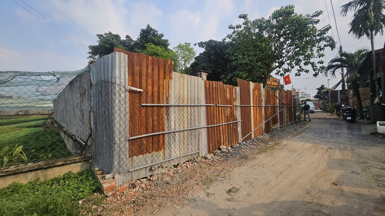 Đông Thạnh (TP.HCM): Khốn đốn vì hàng xóm ngang nhiên xây tường rào bít lối đi