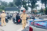 Đội Cảnh sát giao thông số 1 – Công an tỉnh Đồng Nai phát nước suối miễn phí, đồng hành cùng bà con về quê nghỉ lễ 2/9