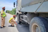 Loạt xe ben 30 tấn chở đất ghi chữ 'bình phong' phía trước chạy vào đường cấm ở Đà Nẵng