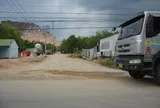 Xe ben chở đất đá chạy liên tục, dân sợ đường sá nhanh hư