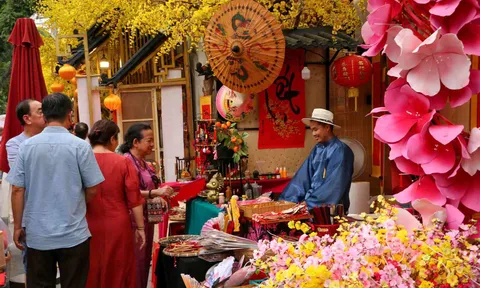 Trước Tết, phố ông đồ TPHCM tấp nập người dân đến xin chữ