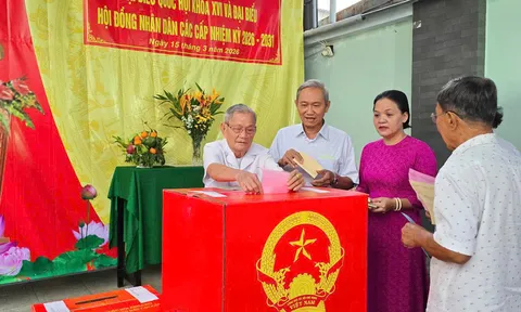 KHÔNG KHÍ PHẤN KHỞI TẠI CÁC ĐIỂM BẦU CỬ PHƯỜNG AN HỘI TRONG NGÀY HỘI NON SÔNG