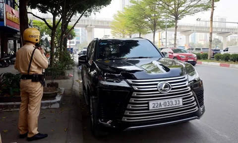 Dừng đỗ bừa bãi trên đường, xế sang Lexus lẫn xe lu đều bị CSGT xử phạt