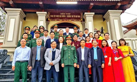 Vì nhân dân quên mình
