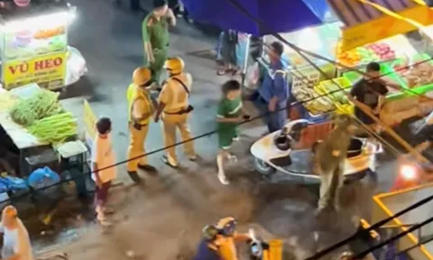 TP.HCM: Xác minh clip người đàn ông cầm ghế tranh cãi với 2 CSGT