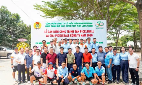 Gắn biển công trình sân Pickleball tại nhà máy Super Phốt Phát Long Thành