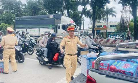 Đội Cảnh sát giao thông số 1 – Công an tỉnh Đồng Nai phát nước suối miễn phí, đồng hành cùng bà con về quê nghỉ lễ 2/9