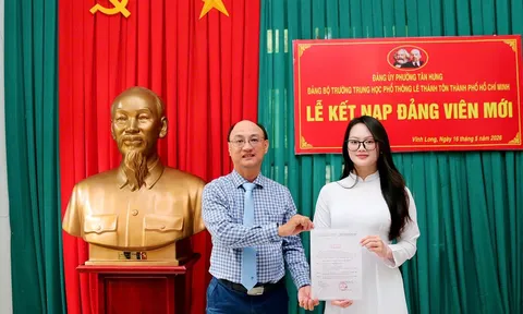 Lan tỏa lý tưởng cách mạng từ lễ kết nạp đảng viên là học sinh THPT
