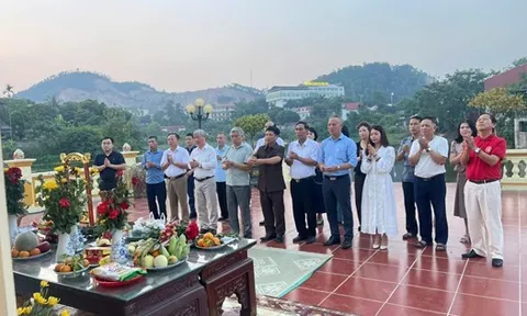 Câu lạc bộ Doanh nhân họ Phan Miền Bắc và Thân hữu cung tiến Hồng Chuông và trồng cây Sala tại đền La Phù