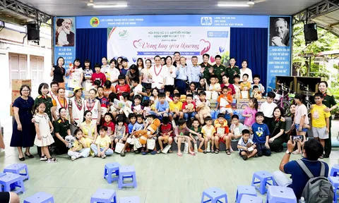 Hội Phụ nữ cơ sở Khối Ngoại - Bệnh viện Quân y 175 tổ chức chương trình "Vòng tay yêu thương"