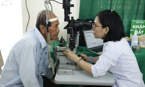 Tây Ninh: Xã Vĩnh Công tổ chức chương trình khám, tầm soát bệnh lý về mắt miễn phí cho người dân