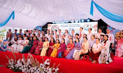 Trường THPT Tam Giang: Xúc động ngày trở về sau 25 năm của cựu học sinh niên khóa 1998 – 2001