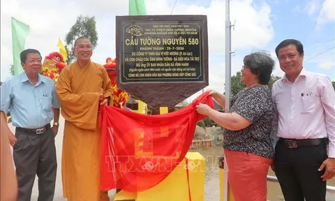 Những cây cầu nối triệu tấm lòng