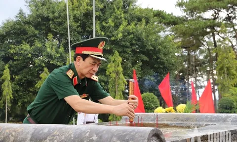 Đại tướng Phan Văn Giang dâng hương tưởng niệm các anh hùng liệt sĩ tại Lâm Đồng