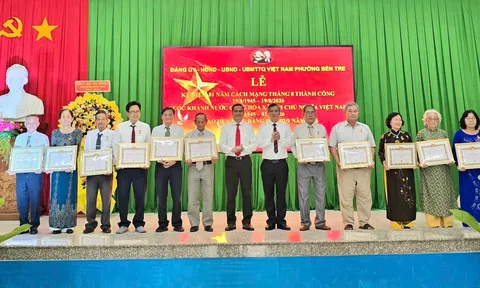 Phường Bến Tre họp mặt kỷ niệm 81 năm Cách mạng Tháng Tám,  Quốc khánh 2/9 và trao Huy hiệu Đảng