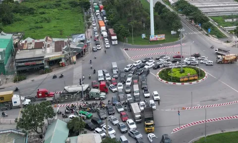 Cửa ngõ phía Đông TPHCM ùn tắc 10km, tài xế sốt ruột xuống xe đứng chờ