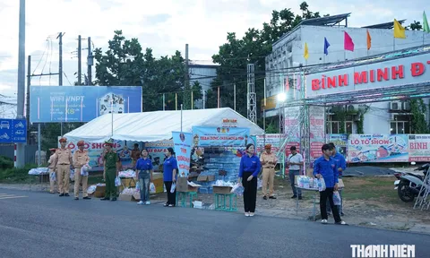 Những chai nước nghĩa tình của Công an tỉnh Đồng Tháp