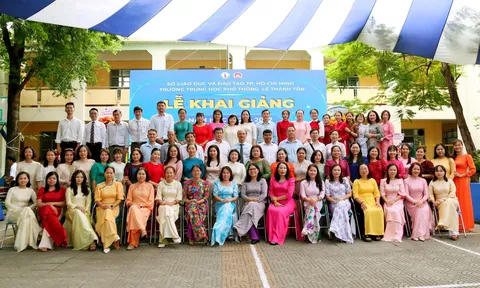 RỘN RÀNG TIẾNG TRỐNG KHAI TRƯỜNG TẠI TRƯỜNG THPT LÊ THÁNH TÔN