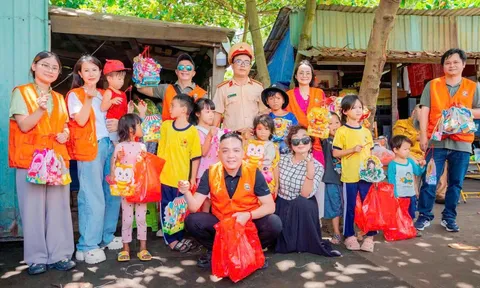 Trạm CSGT Đa Phước  - TP. HCM: Ấm áp Trung thu tại “Xóm rác” Bình Hưng