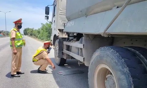Loạt xe ben 30 tấn chở đất ghi chữ 'bình phong' phía trước chạy vào đường cấm ở Đà Nẵng