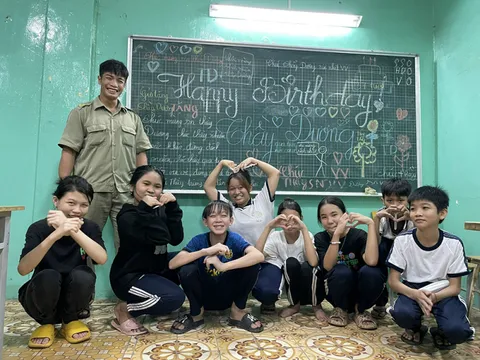 Lớp học tình thương của anh bảo vệ dân phố