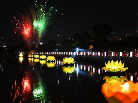 TP.HCM: Thắp sáng 7 đóa sen trên kênh Nhiêu Lộc mừng Phật đản