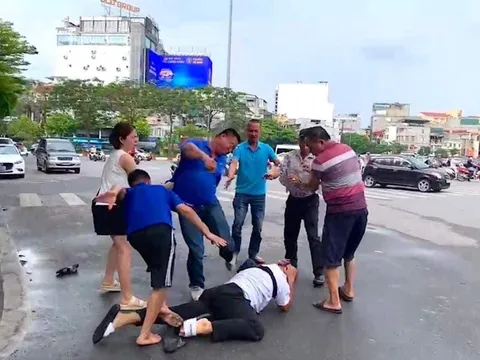 Tạm giữ 2 đối tượng hành hung phóng viên Đài PT-TH Hà Nội