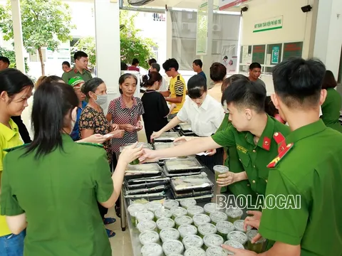 "Hành trình cuối tuần yêu thương” mang cơm đến cho người nghèo