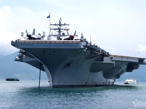 Cận cảnh tàu sân bay USS Ronald Reagan đến thăm Đà Nẵng