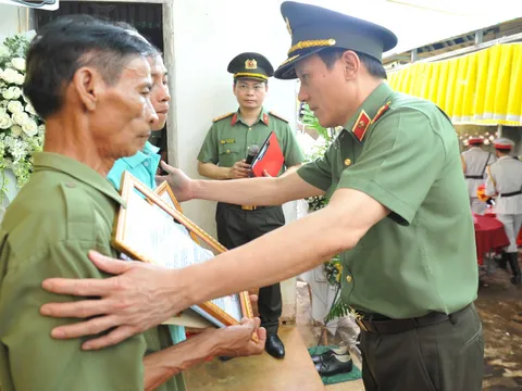 Nghẹn ngào tiễn biệt 4 CBCS Công an xã hy sinh khi làm nhiệm vụ