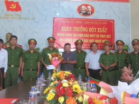 Khen thưởng các cá nhân, tập thể bắt giữ 3 đối tượng truy nã trong vụ khủng bố ở Đắk Lắk