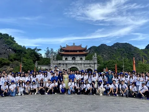 Thanh niên, sinh viên kiều bào dâng hương tại di tích Cố đô Hoa Lư