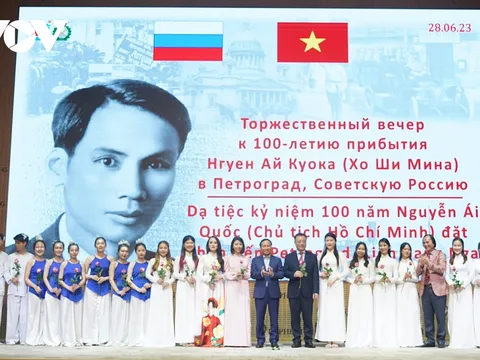 Giao lưu văn nghệ kỷ niệm 100 năm Chủ tịch Hồ Chí Minh lần đầu tiên đến Nga