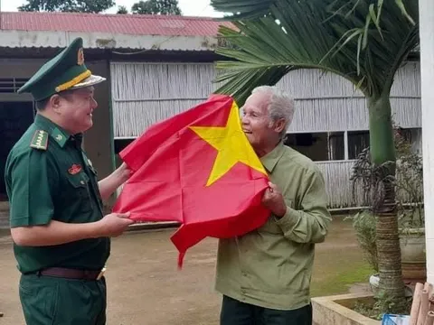 Tặng cờ Tổ quốc và "món quà đặc biệt" cho người dân vùng biên giới Quảng Trị