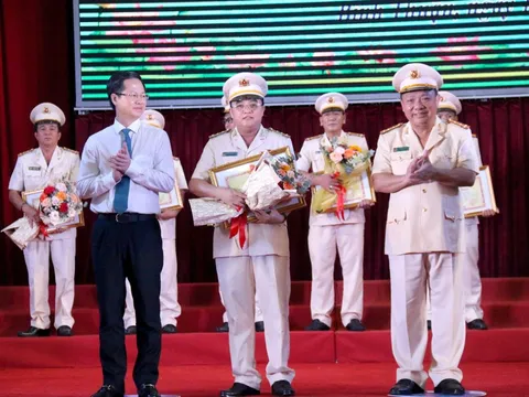 Bình Thuận khen thưởng các điển hình trong việc cấp CCCD cho dân