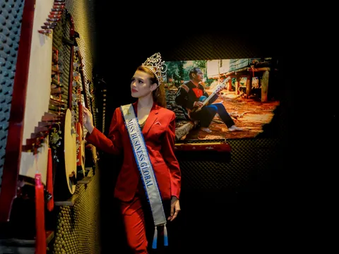 Á hậu doanh nhân toàn cầu 2023 – Mariel Baltazar thích thú khi tham quan Bảo tàng âm thanh của tỉnh Đăk Nông