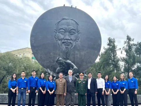 Dâng hoa tại Tượng đài Bác nhân kỷ niệm 78 năm Quốc khánh 2/9 tại Nga