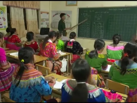 Lớp học xoá mù của thầy giáo quân hàm xanh