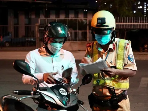 Khi CSGT kiểm tra, không còn quy định chào bằng lời nói